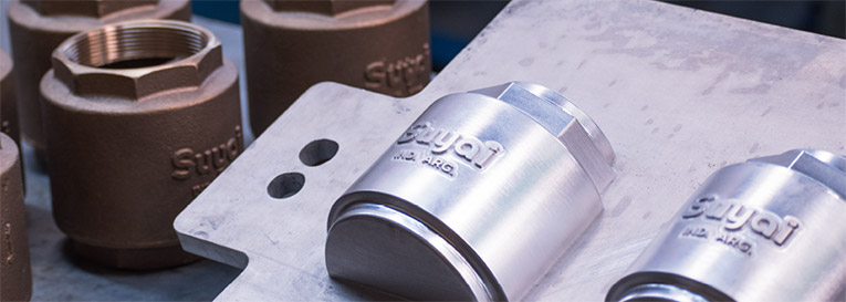 Productos Suyai sobre mesa de fábrica con sello Industria Argentina
