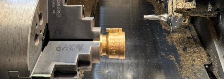 Válvula de bronce Suyai siendo mecanizada en torno CNC