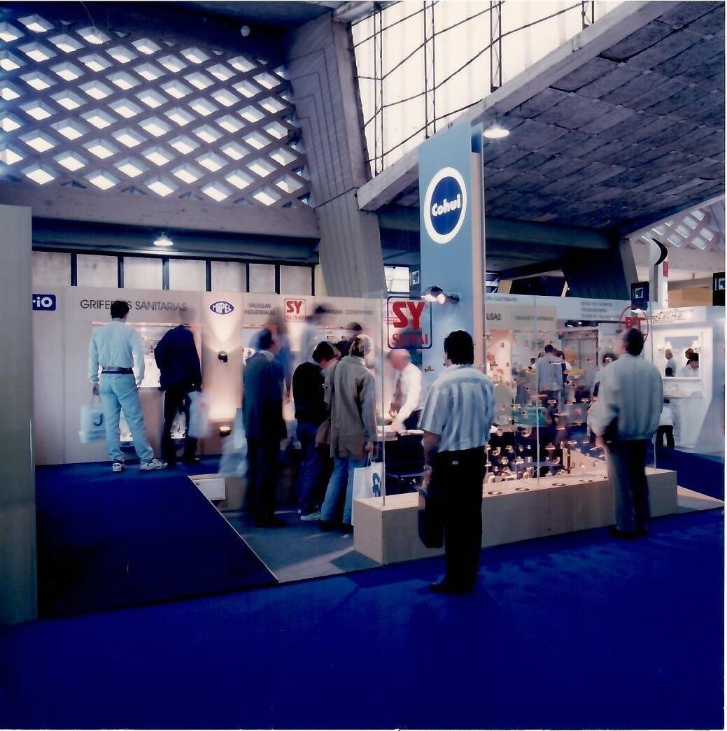 Stand de Cohui en Expo Sanitarios — vista general con visitantes