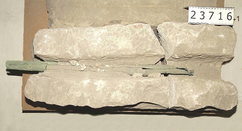 Caño de cobre arqueológico del templo de Sahure, conservado en bloque de piedra